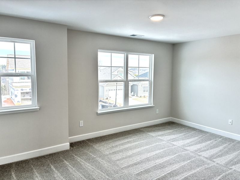 Spacious, unfurnished interior of a new home in Holly Ridge, Greenville (Image 18).