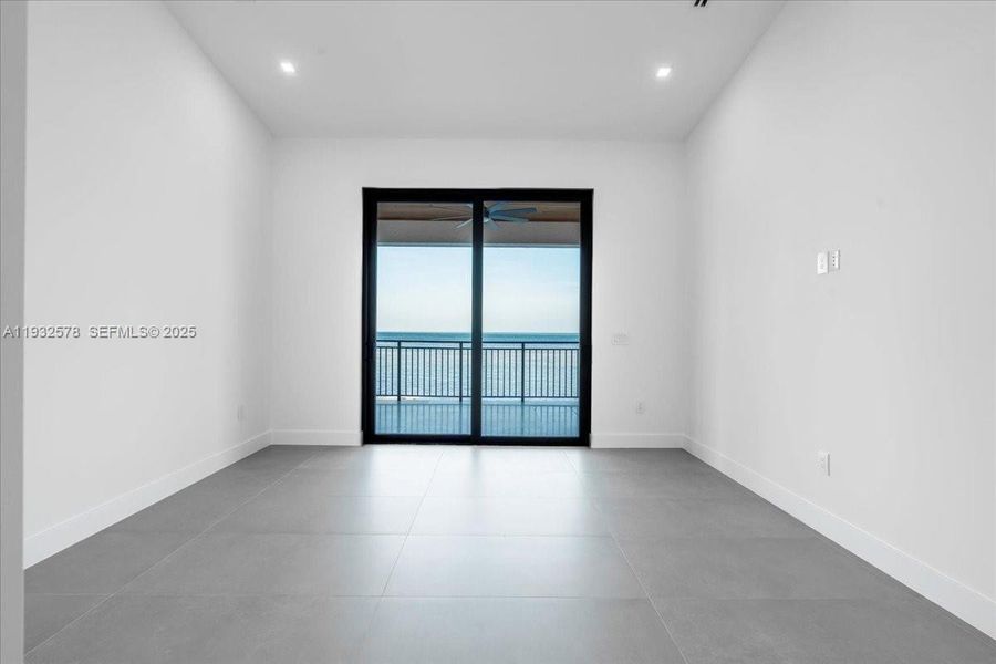 Spacious, unfurnished interior of a new home in , Marathon (Image 58).
