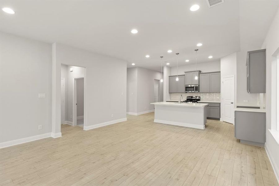 15. 2907 Hanscom - Dining (2) 15. 2907 Hanscom - Dining (2)