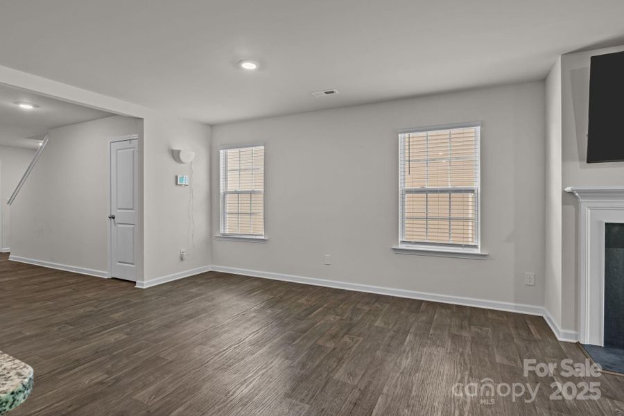 Spacious, unfurnished interior of a new home in Mills at Long Creek, Dallas (Image 27).