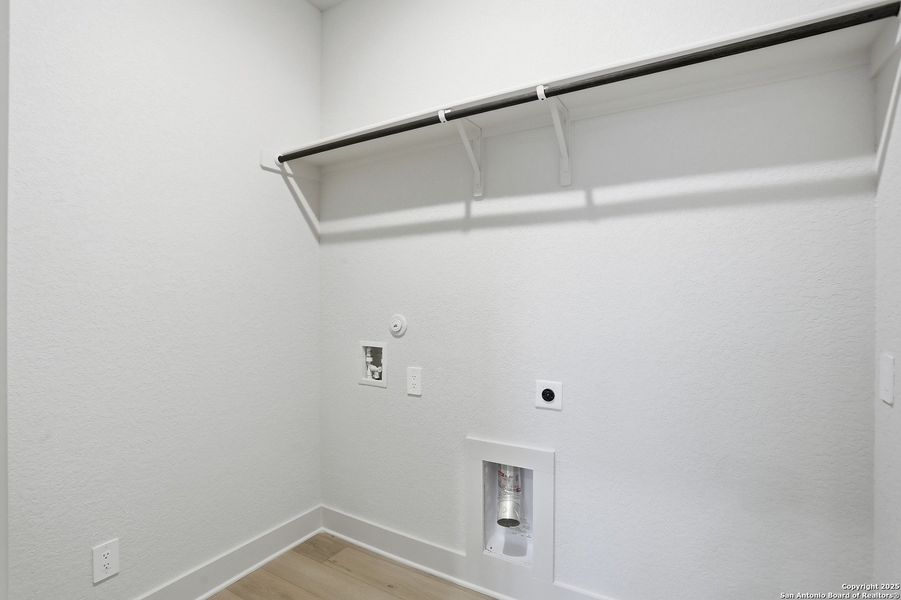 Spacious, unfurnished interior of a new home in Haby Hill 50s, San Antonio (Image 31).