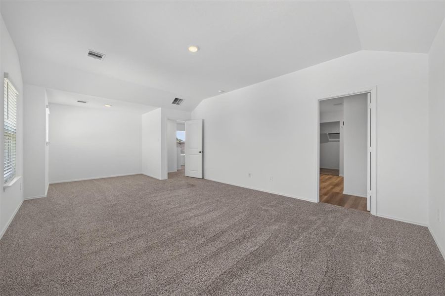 Spacious, unfurnished interior of a new home in , Houston (Image 45).