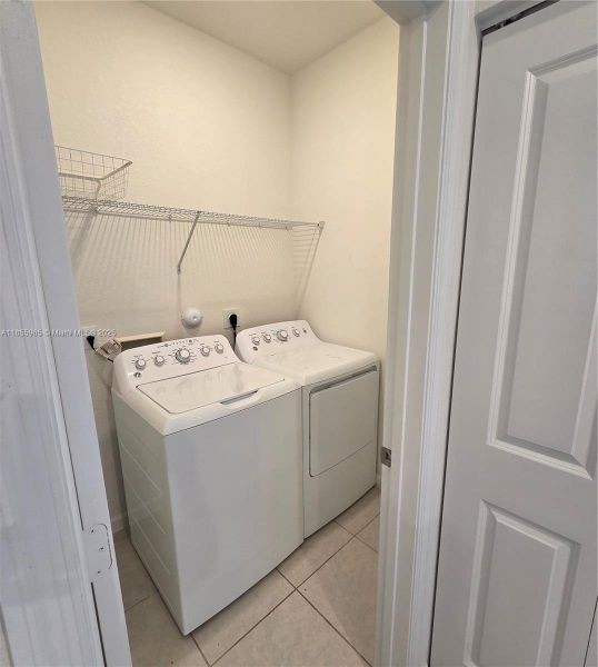 Furnished interior view inside a new home in , Coral Springs (Image 7).