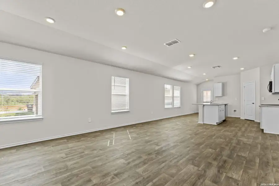 Spacious, unfurnished interior of a new home in Laurel Vistas, San Antonio (Image 12).