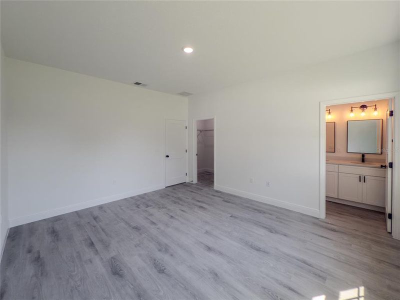 Spacious, unfurnished interior of a new home in , Ocala (Image 21).