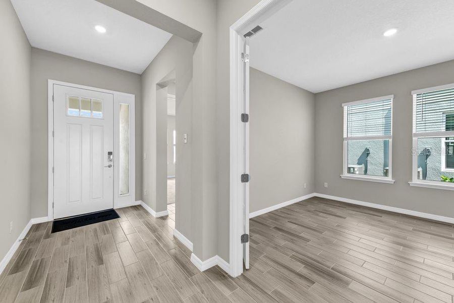 Spacious, unfurnished interior of a new home in Tiburon, Nokomis (Image 23).