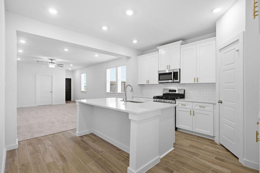 Furnished interior view inside a new home in , Iowa Colony (Image 33).
