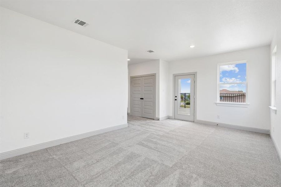 Spacious, unfurnished interior of a new home in Hills of Lake Country, Fort Worth (Image 37).