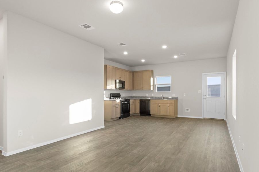 Spacious, unfurnished interior of a new home in Harvest Ridge, Elgin (Image 27).