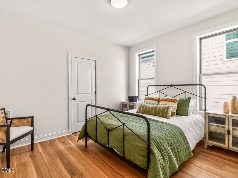 017-1280x960-guest-bedroom