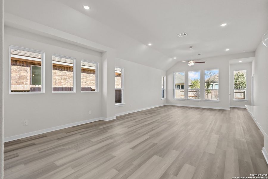 Spacious, unfurnished interior of a new home in Stillwater Ranch 45', San Antonio (Image 27).