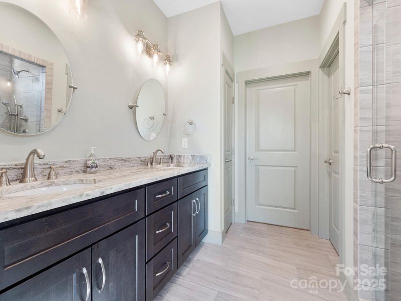 photo similar- Primary suite