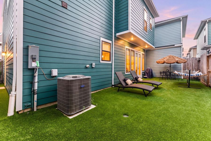 Exterior details and patio area of a home in Timbergrove Trails, Houston (Image 28).