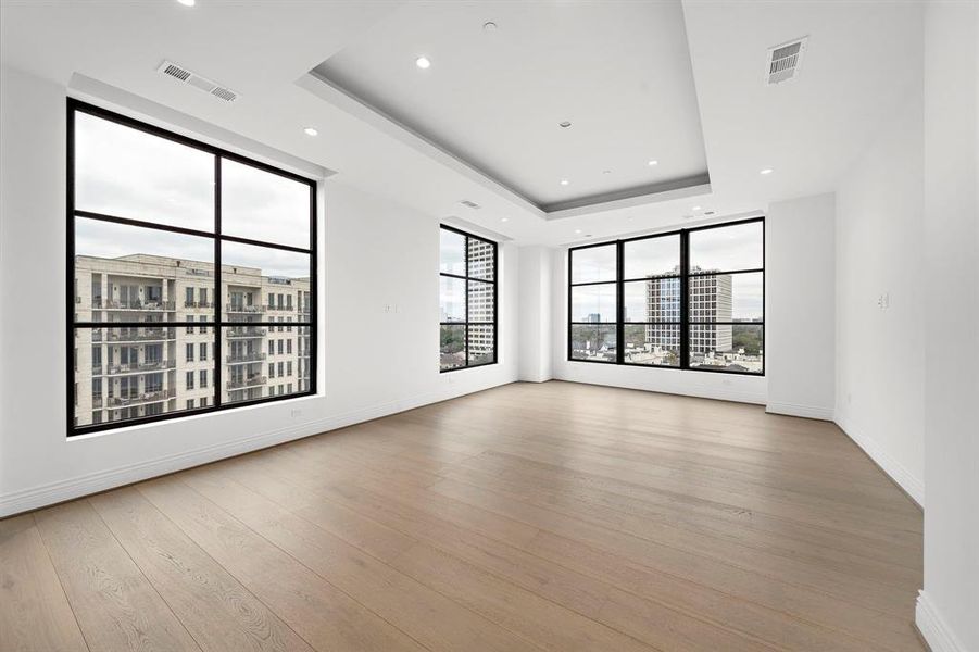 The living area is accentuated by soaring ceilings (11ft) & larges windows w/fabulous views of the Galleria skyline.