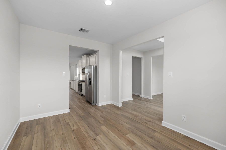 Spacious, unfurnished interior of a new home in Lago Mar, Texas City (Image 11).