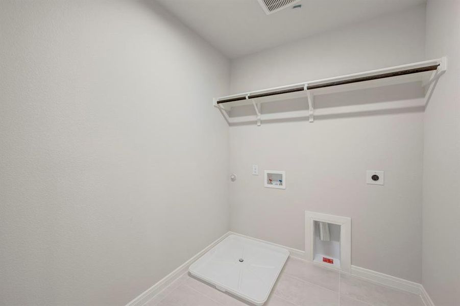 Spacious, unfurnished interior of a new home in Painted Tree Woodland West – Cottages, McKinney (Image 29).