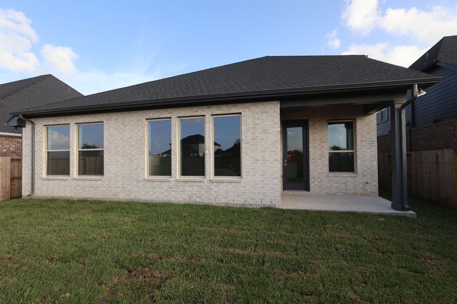 Exterior details and patio area of a home in Beacon Point at Lago Mar - Retreat Collection, Texas City (Image 3).