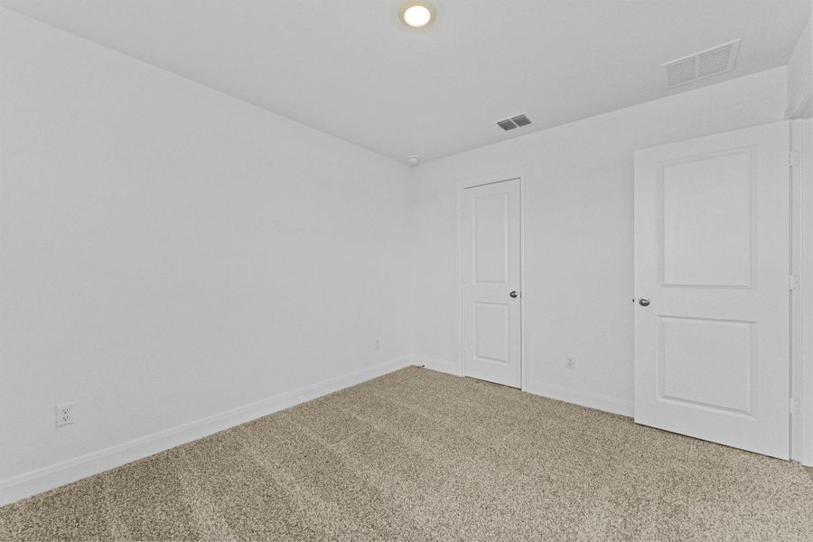 Spacious, unfurnished interior of a new home in Railhead, Cedar Creek (Image 28).
