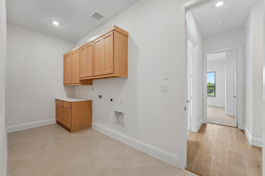 Furnished interior view inside a new home in Evergreen 70', Conroe (Image 18).