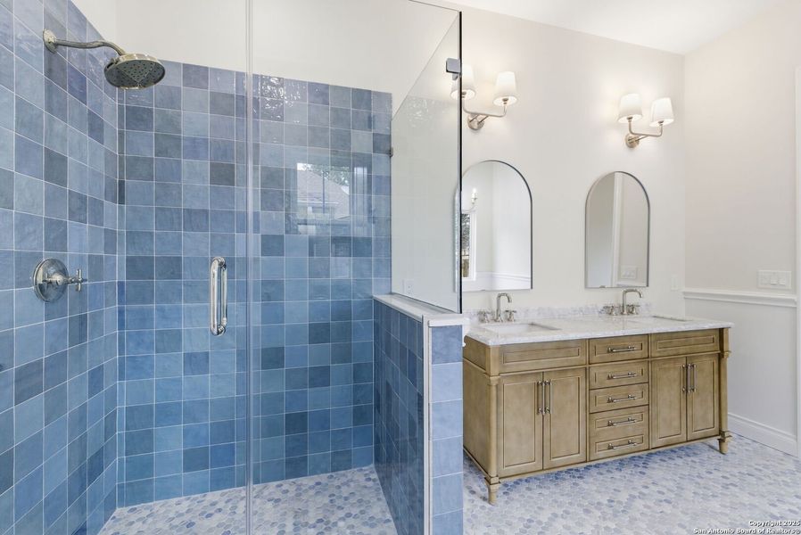 Furnished interior view inside a new home in , Bandera (Image 19).