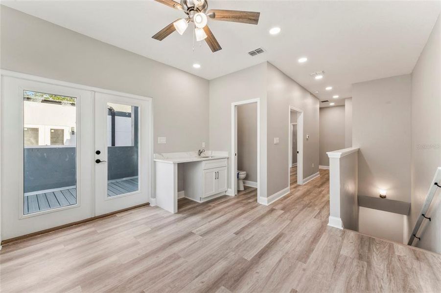 Spacious, unfurnished interior of a new home in , Tampa (Image 24).