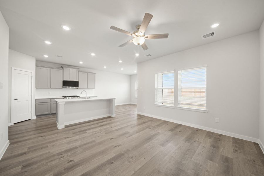 Spacious, unfurnished interior of a new home in Sunterra Lakes, Brookshire (Image 13).