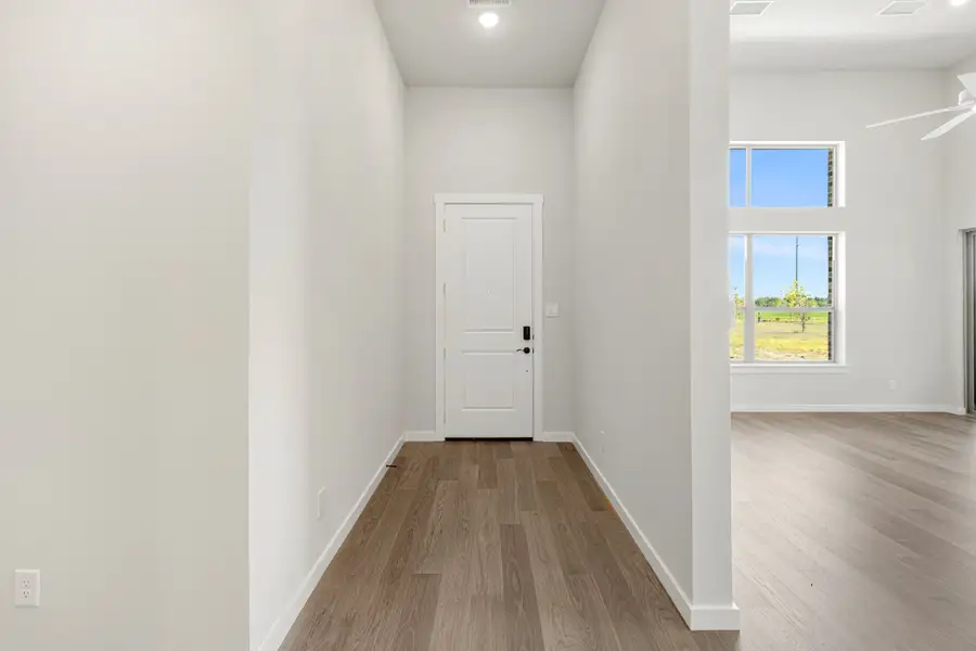 Spacious, unfurnished interior of a new home in Cottonwood Creek, Rowlett (Image 20).