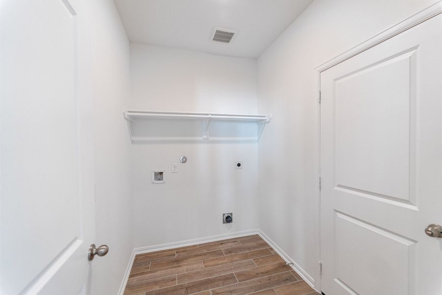 Spacious, unfurnished interior of a new home in Lago Mar, Texas City (Image 42).