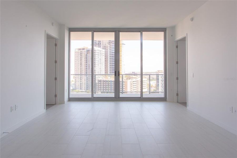 Spacious, unfurnished interior of a new home in , St. Petersburg (Image 15).
