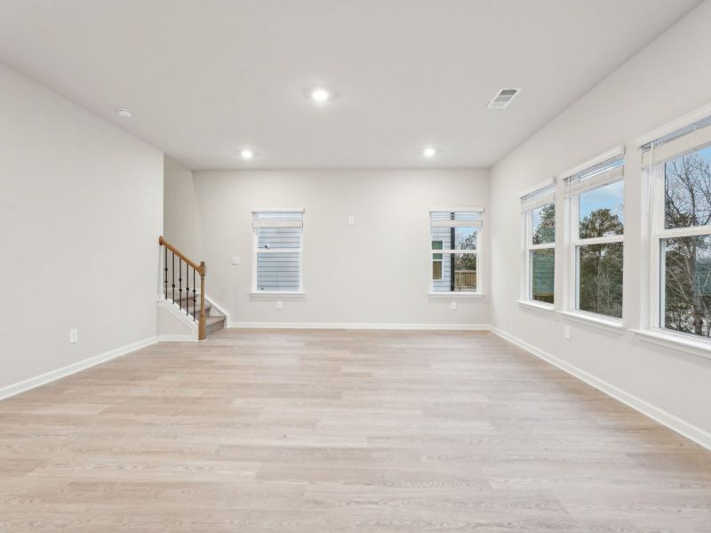 Spacious, unfurnished interior of a new home in Ivey Township, Dallas (Image 13).