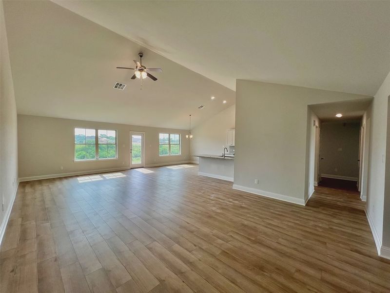 Spacious, unfurnished interior of a new home in Bayou Bend Estates, Dickinson (Image 8).