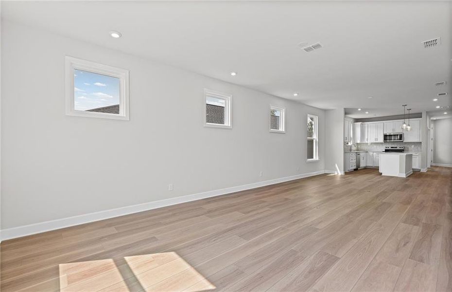 Spacious, unfurnished interior of a new home in Del Webb at Lake Oconee, Greensboro (Image 18).