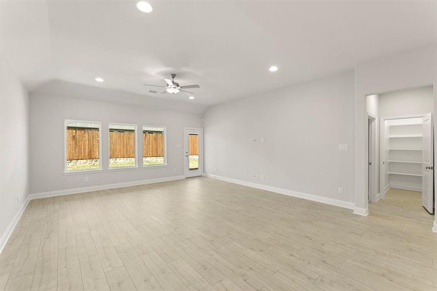 16. 2907 Hanscom - Family