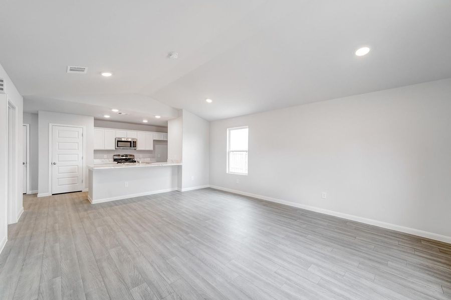 Spacious, unfurnished interior of a new home in Santa Fe, Cleveland (Image 25).