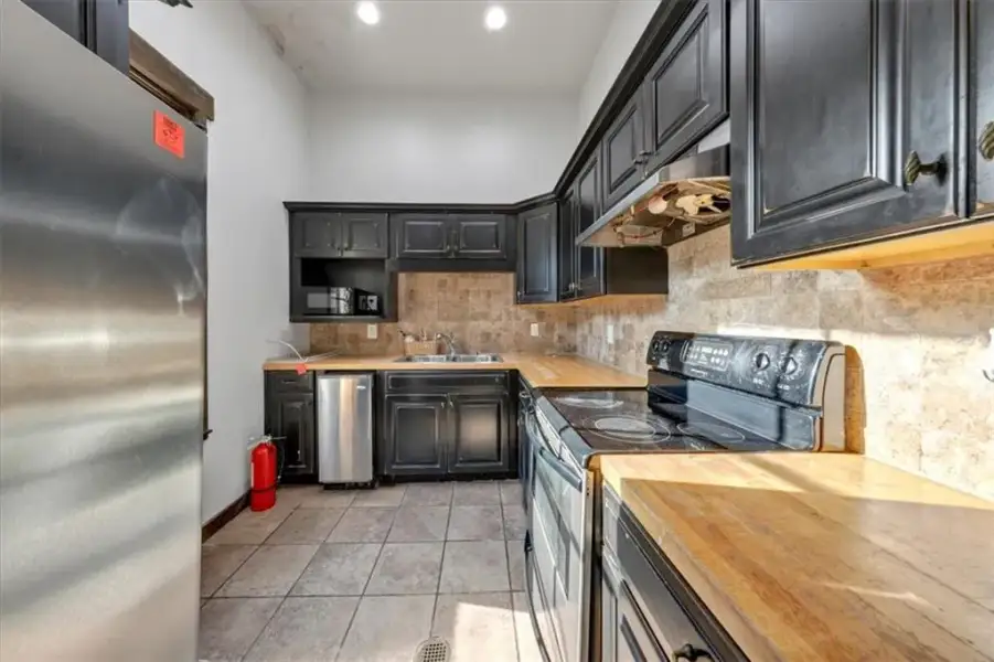 Furnished interior view inside a new home in Tuscany Hills, Douglasville (Image 9).