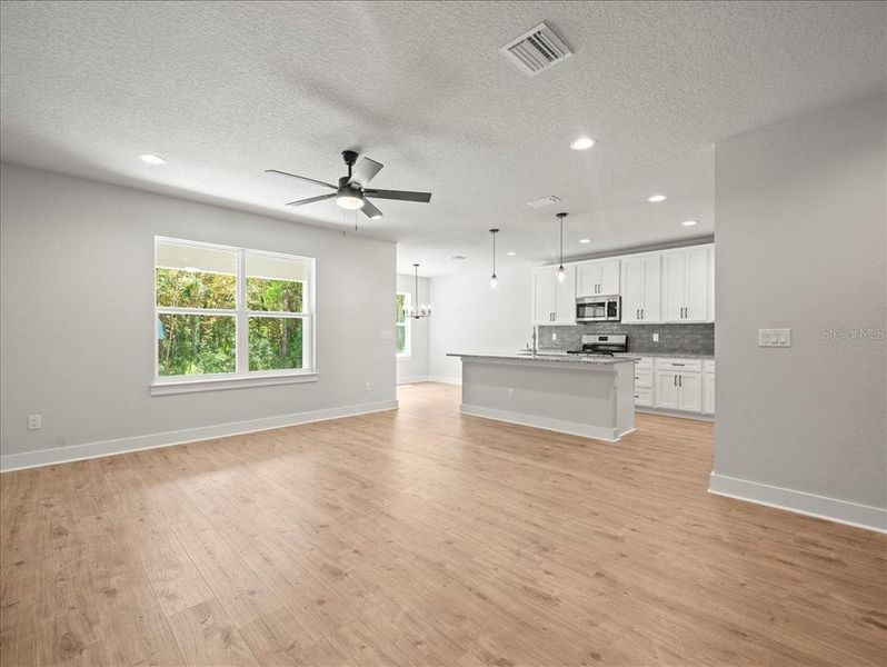Spacious, unfurnished interior of a new home in , Weeki Wachee (Image 11).