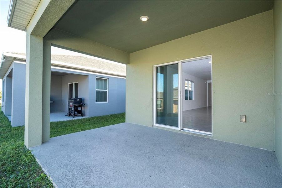 Exterior details and patio area of a home in Astonia, Davenport (Image 28).