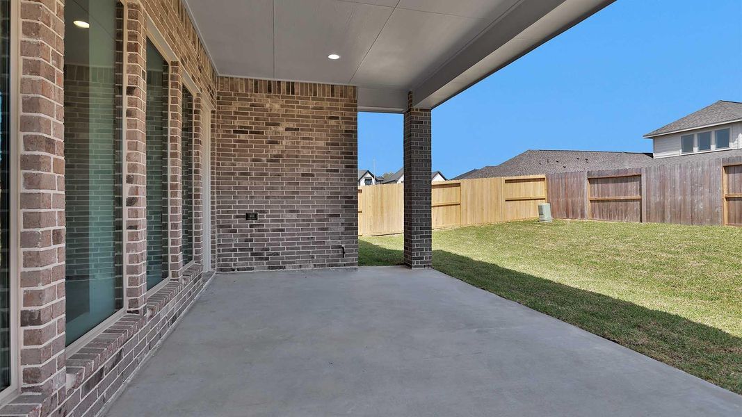 Exterior details and patio area of a home in Sienna, Missouri City (Image 3).