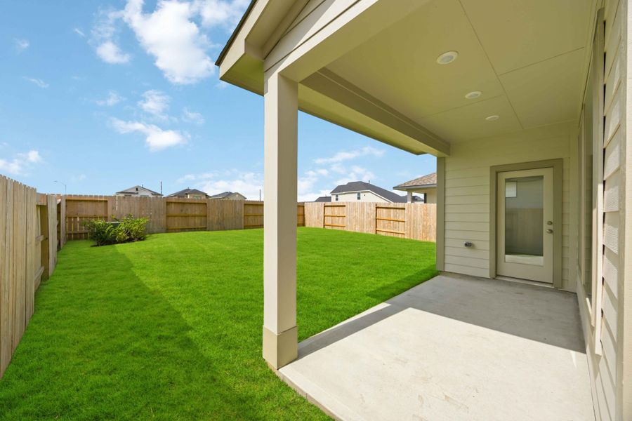 Exterior details and patio area of a home in La Segarra 40', Brookshire (Image 4).
