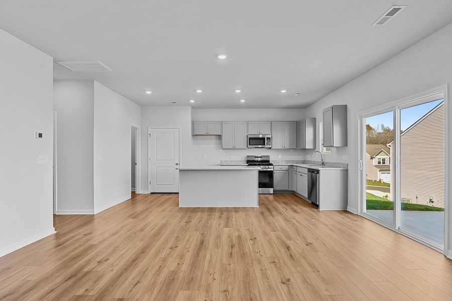 Spacious, unfurnished interior of a new home in Hanes Lake, Winston-Salem (Image 24).