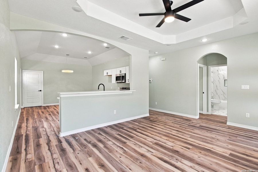 Spacious, unfurnished interior of a new home in , San Antonio (Image 17).