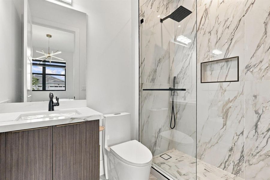 En-Suite Bath with Walk-In Shower En-Suite Bath with Walk-In Shower