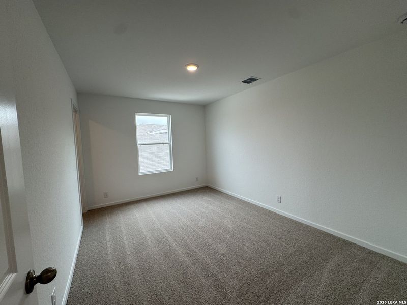 Spacious, unfurnished interior of a new home in Hennersby Hollow, San Antonio (Image 15).