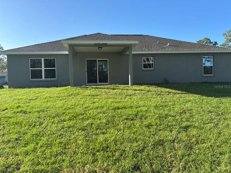 Exterior details and patio area of a home in , Dunnellon (Image 3).