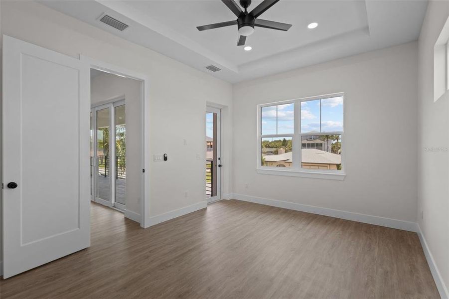 Spacious, unfurnished interior of a new home in , Hudson (Image 12).
