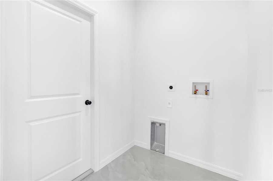 Spacious, unfurnished interior of a new home in , Punta Gorda (Image 38).