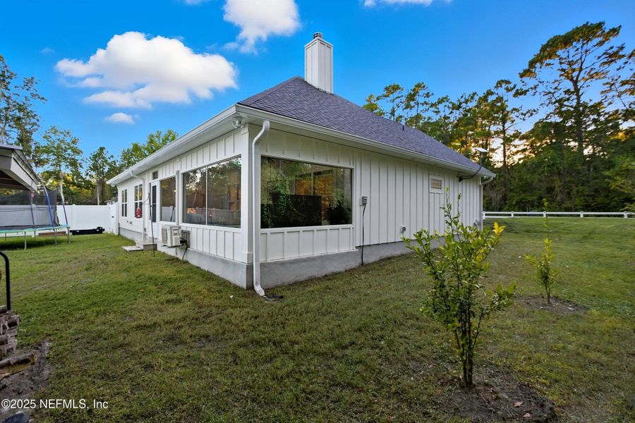 Exterior details and patio area of a home in , Florahome (Image 3).