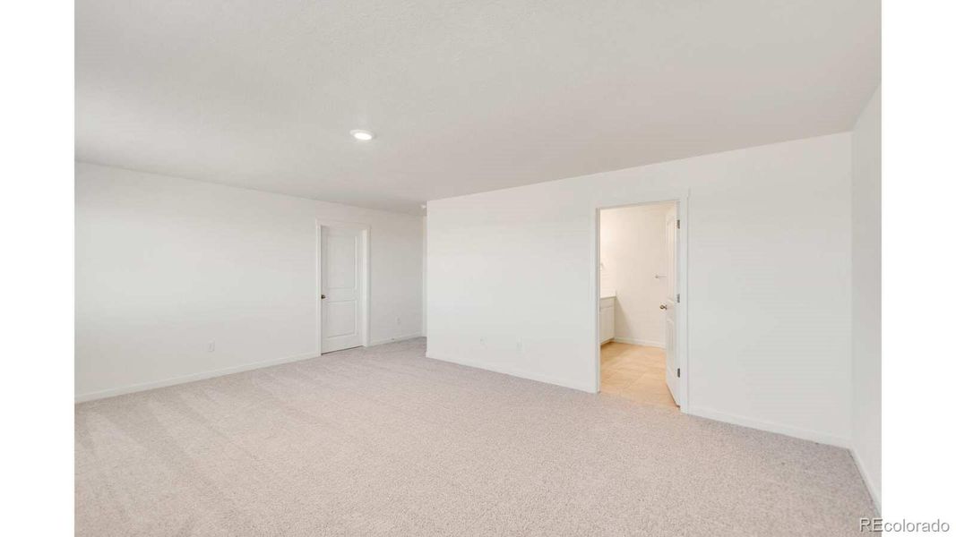 Spacious, unfurnished interior of a new home in The Ridge at Lorson Ranch, Colorado Springs (Image 18).