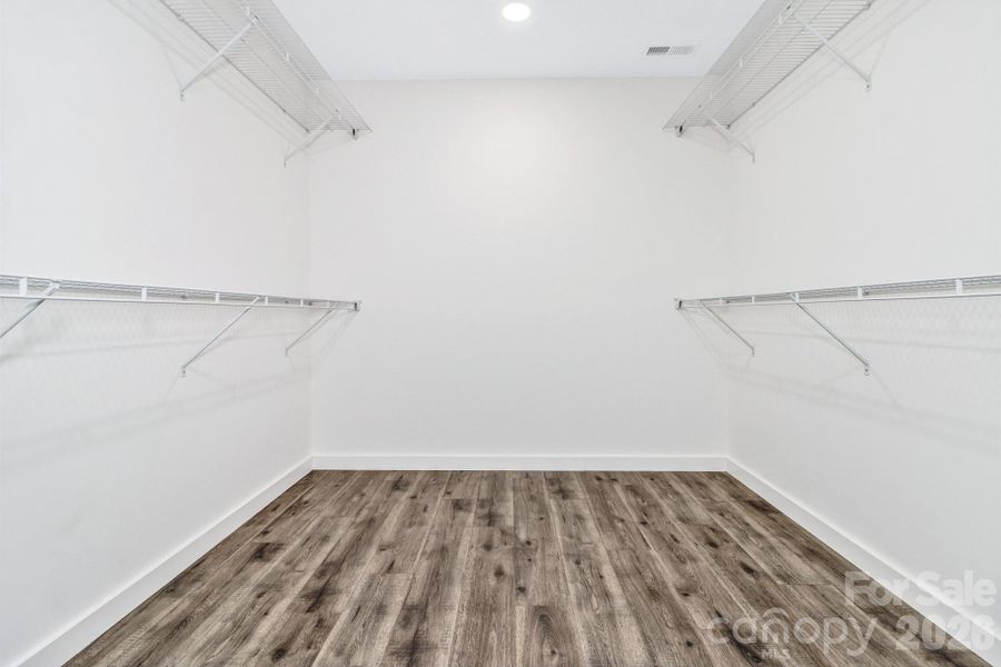 Spacious, unfurnished interior of a new home in , Marion (Image 25).