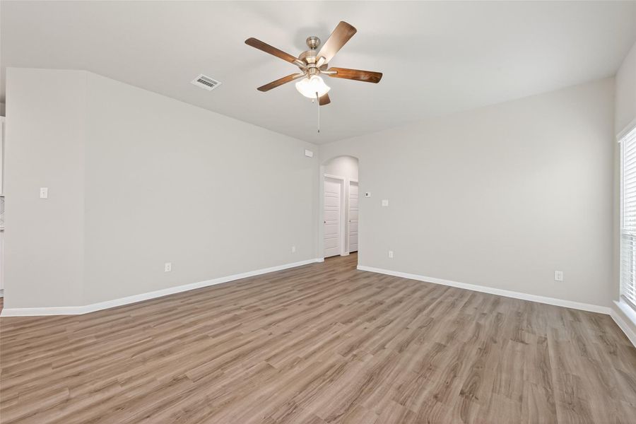 Spacious, unfurnished interior of a new home in Woodland Lakes, Houston (Image 27).